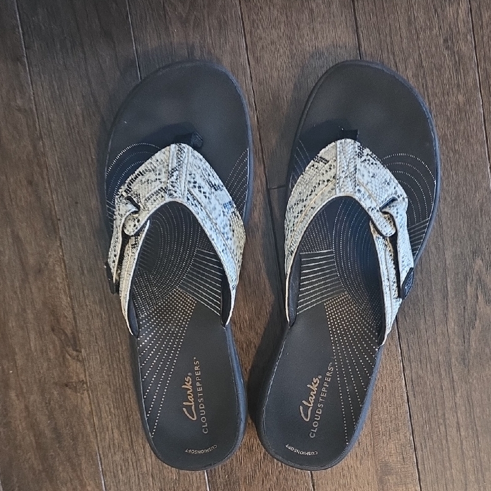 Clarks Black and Cream Sandals Comfortable Casual Design